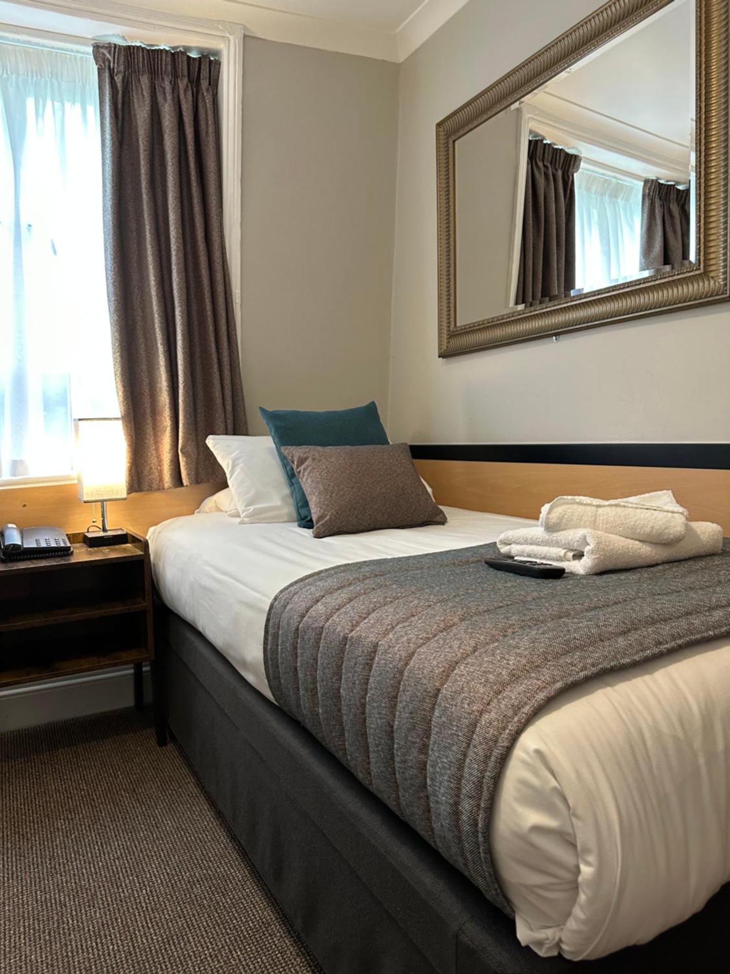 Tudor Court Hotel Лондон Екстер'єр фото