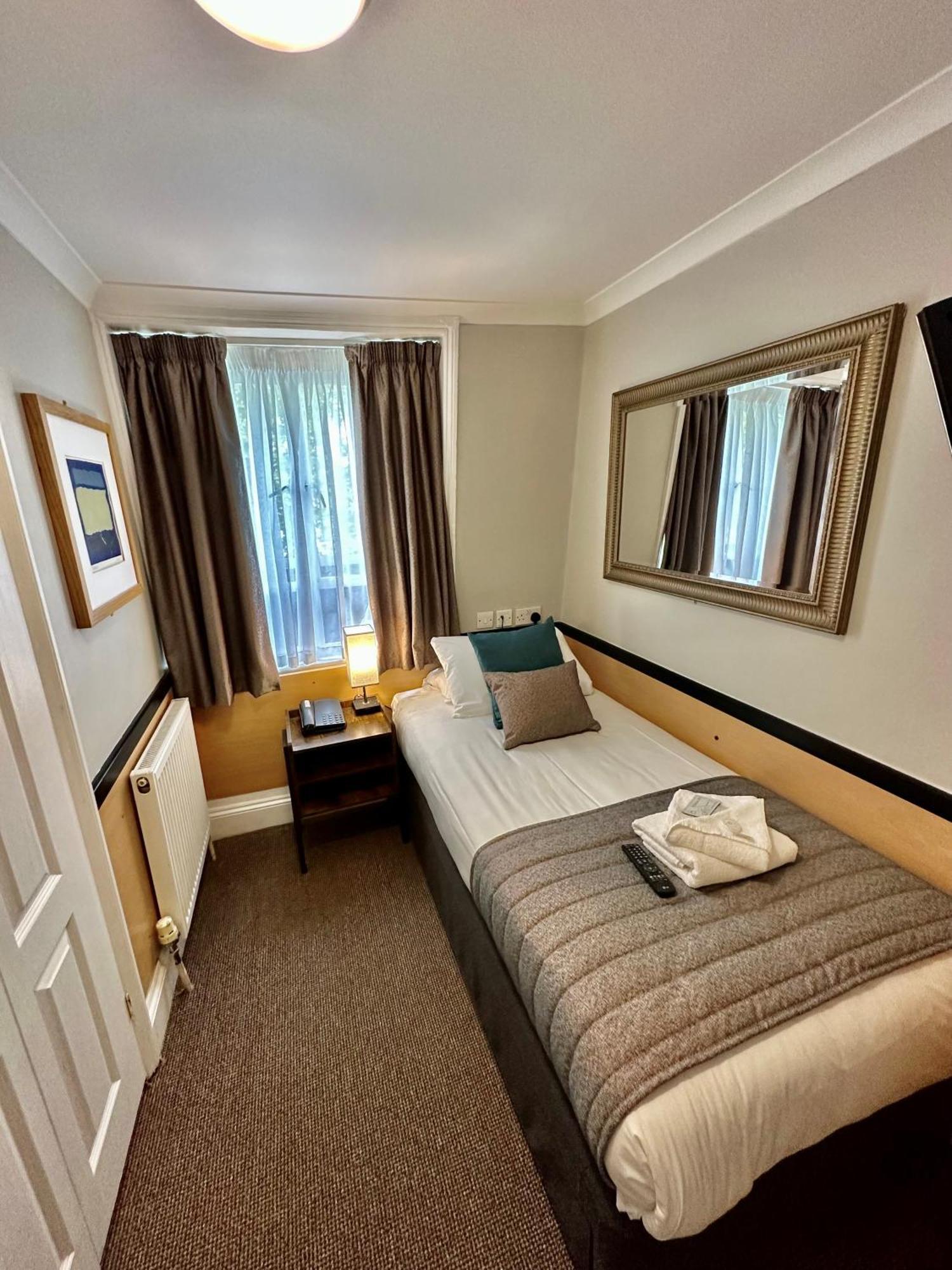 Tudor Court Hotel Лондон Екстер'єр фото