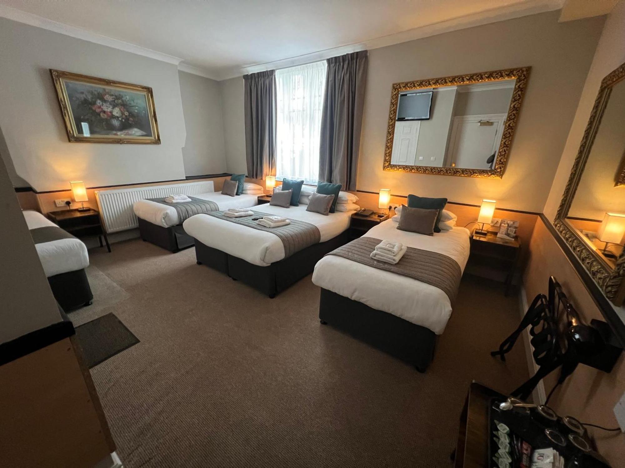 Tudor Court Hotel Лондон Екстер'єр фото