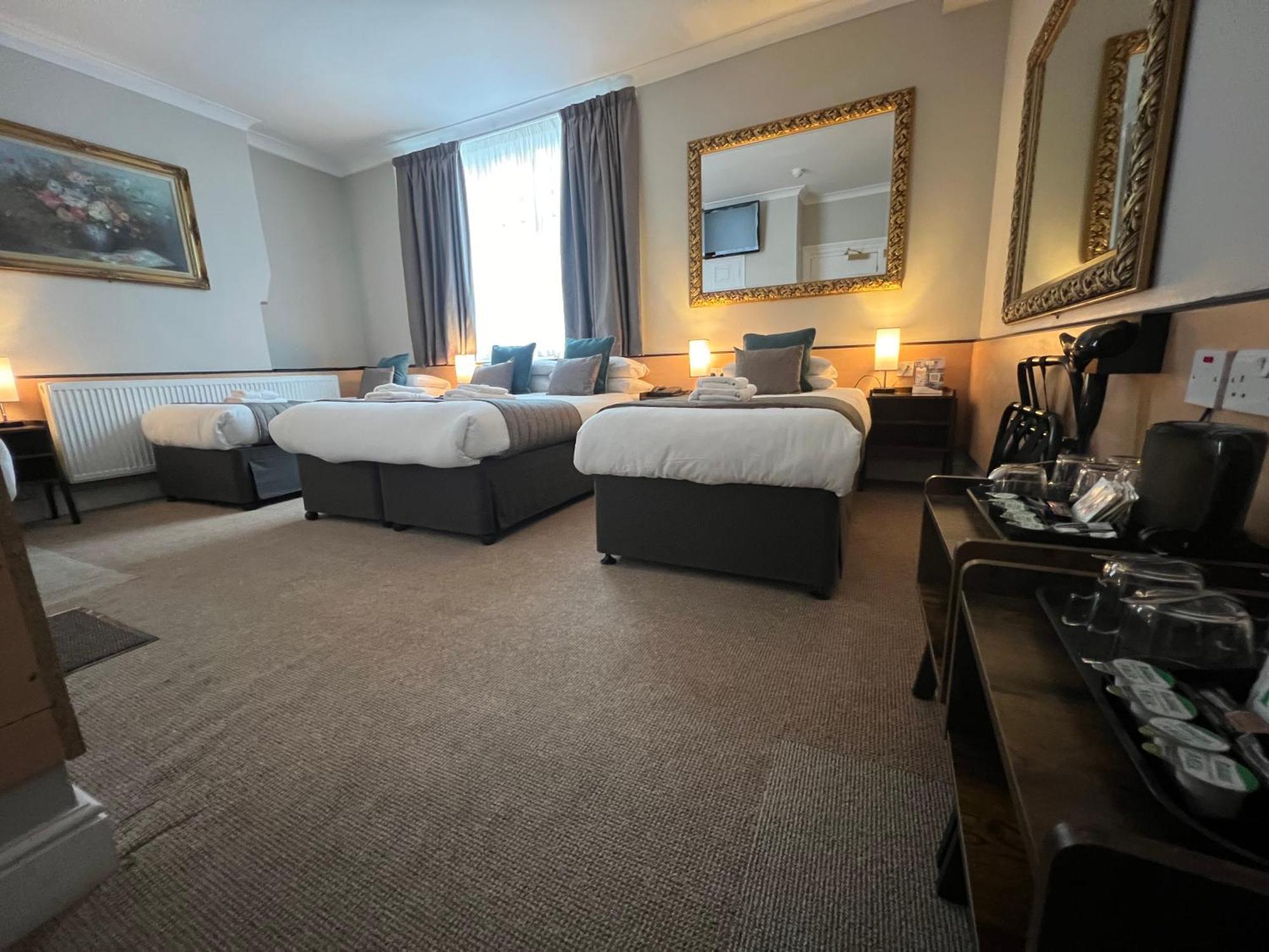 Tudor Court Hotel Лондон Екстер'єр фото