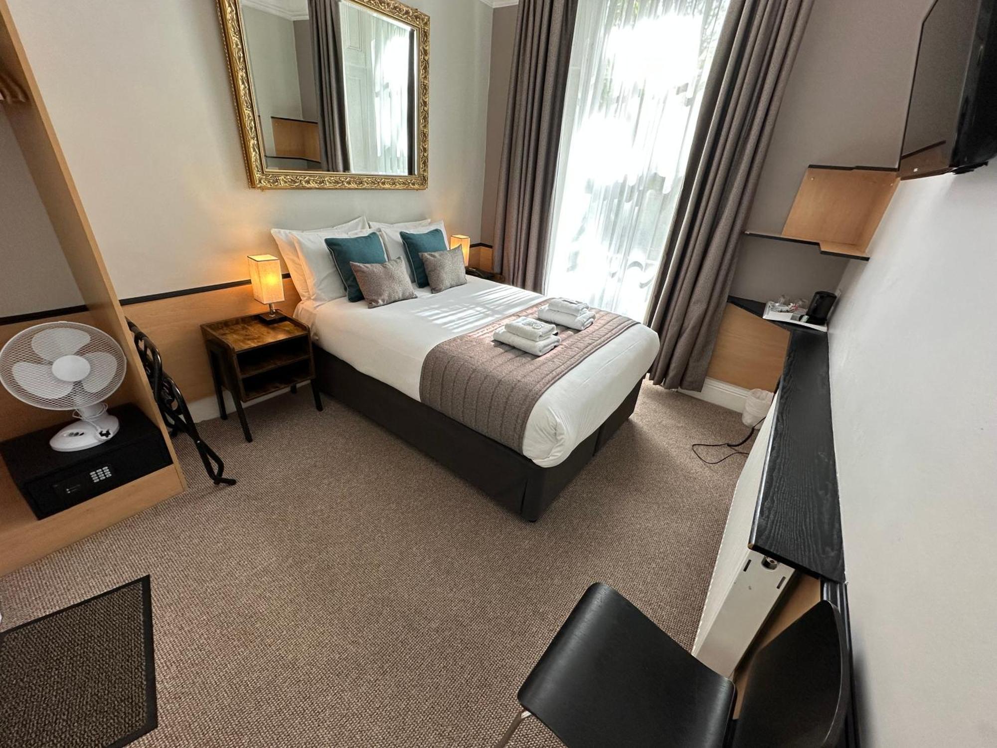 Tudor Court Hotel Лондон Екстер'єр фото