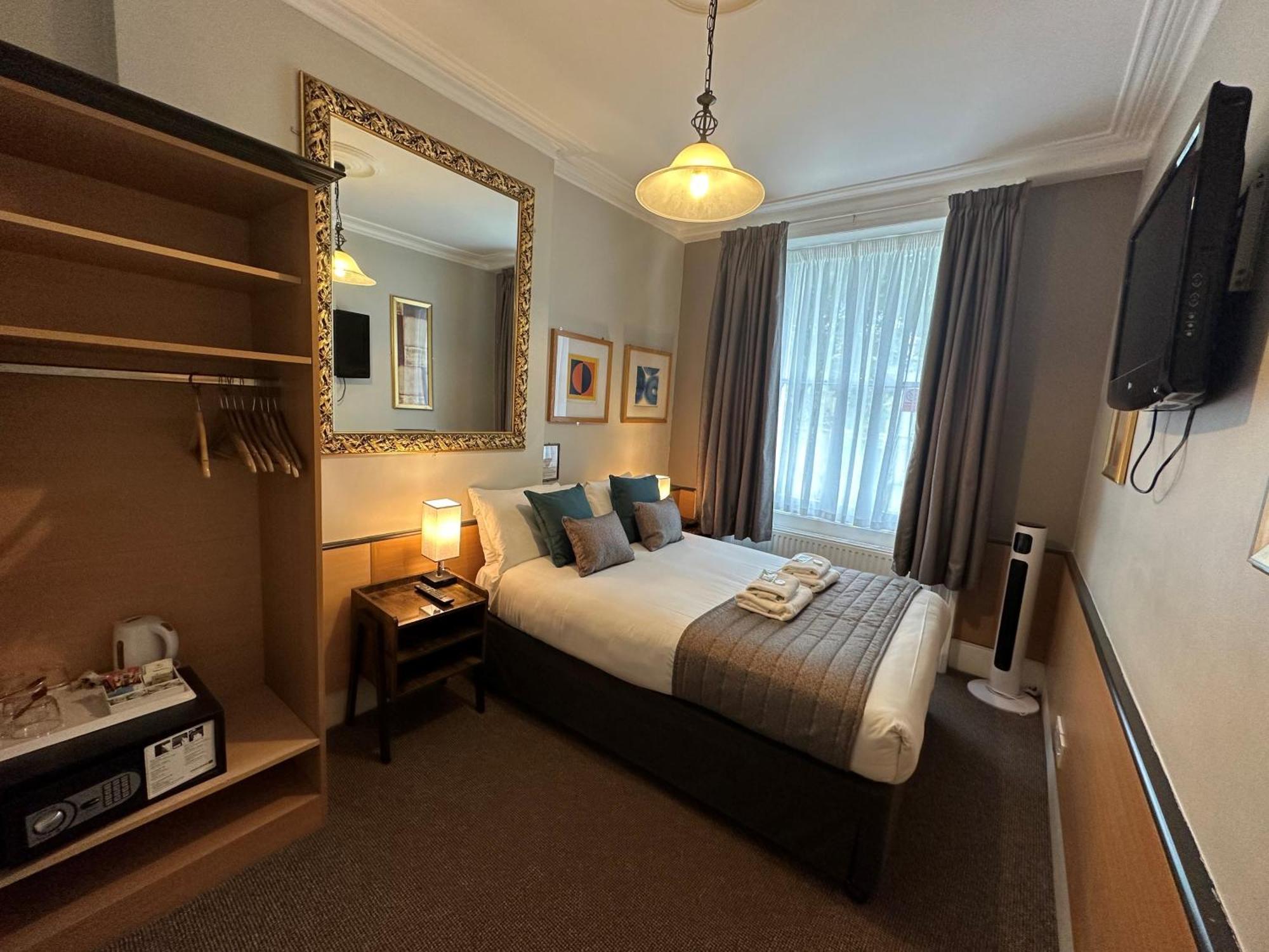 Tudor Court Hotel Лондон Екстер'єр фото